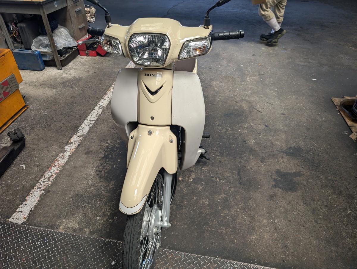 クリーム色のスーパーカブ